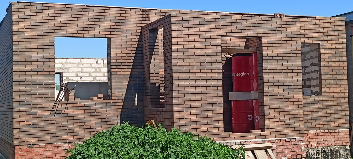 Кладка баварского кирпича: секреты идеальной перевязки и цвета! Элитное строительство в деталях! В этой статье– процесс кладки стен из баварского кирпича силами бригады: два каменщика-профи и подсобный рабочий.  Почему именно баварская кладка? Уникальная игра оттенков – до 4 цветов в одной партии .Высокая морозостойкость и долговечность. Престижный внешний вид без дополнительной отделки . Технику многорядной перевязки для баварского формата  → Подбор кирпичей по тону для естественной пестроты  → Организацию работы втроём: логистика и синхронизация  → Фишки расшивки швов под стиль.Важно: Используем растворы с пигментами – чтобы швы не выделялись на фоне кирпича!  Хотите детальный разбор пропорций раствора? Пишите в комментарии – сделаем отдельный обзор!#баварскаякладка#, #кирпичныйдом# ,#строительствоподключ# . 