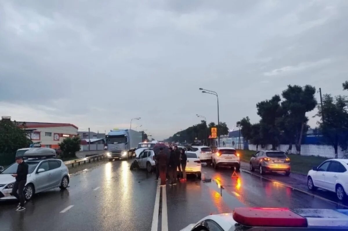    В Краснодаре на скользкой дороге произошло массовое ДТП