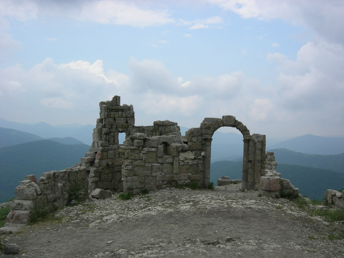 Коцехурский хребет, гора Абин, крепость "Грозовые ворота". Источник фото: commons.m.wikimedia.org. Автор: Виктория Стрижова.