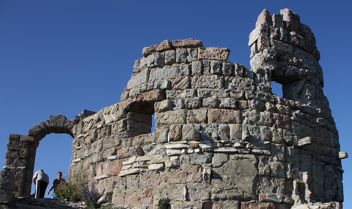 Декорации крепости «Грозовые ворота» стали досто-примечательностью Геленджикского района. Источник фото: commons.m.wikimedia.org. Автор: Юрген1986.