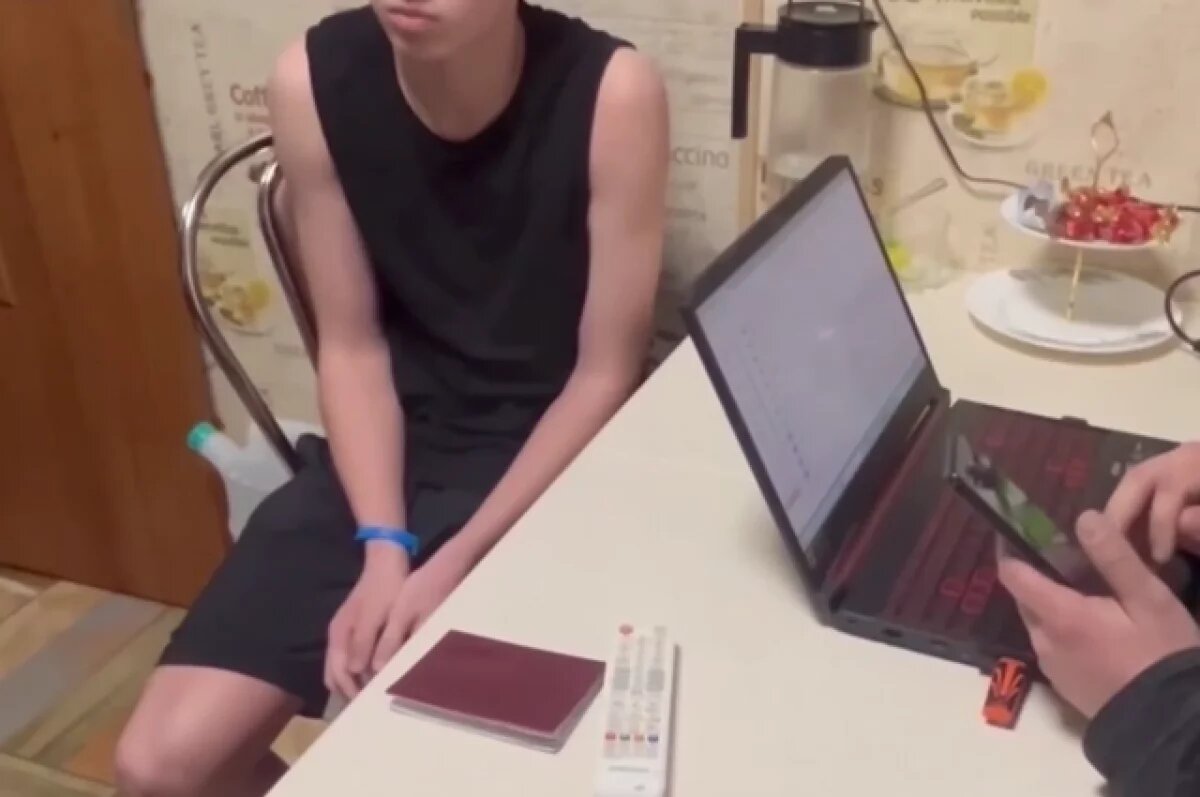    В Сети появились кадры допроса задержанных за поджоги молодых людей