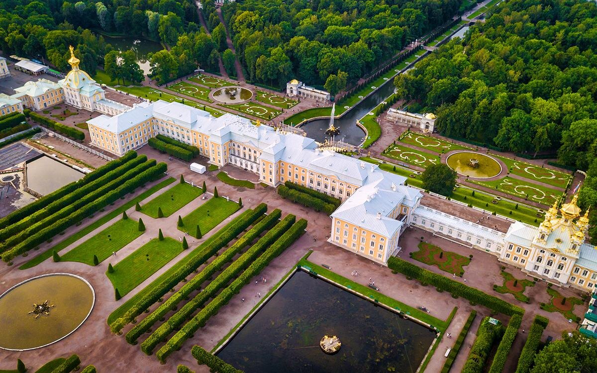 David Tabachnikov / Shutterstock / FOTODOM📷Дворцово-парковый ансамбль в Петергофе