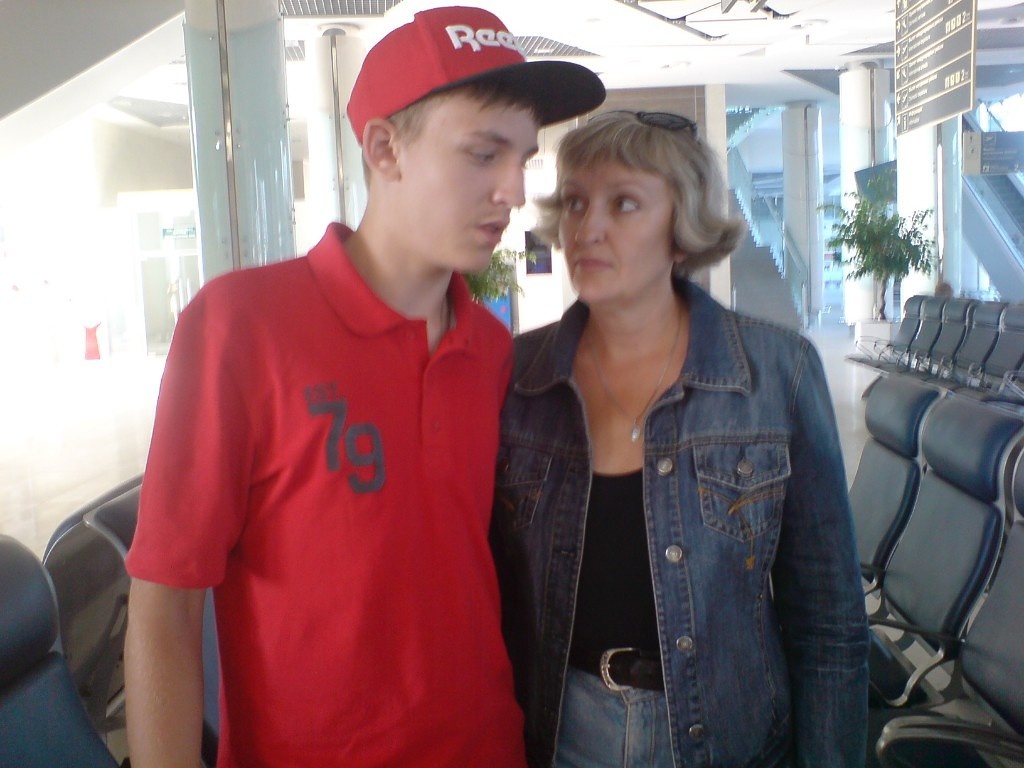 фото автора. 2014 год, аэропорт г. Белгород, сын улетает в Симфорополь с новым первым в жизни паспортом.