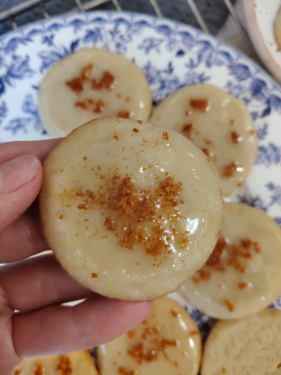 Печенье получается очень нежным с нотками лимона и меда.