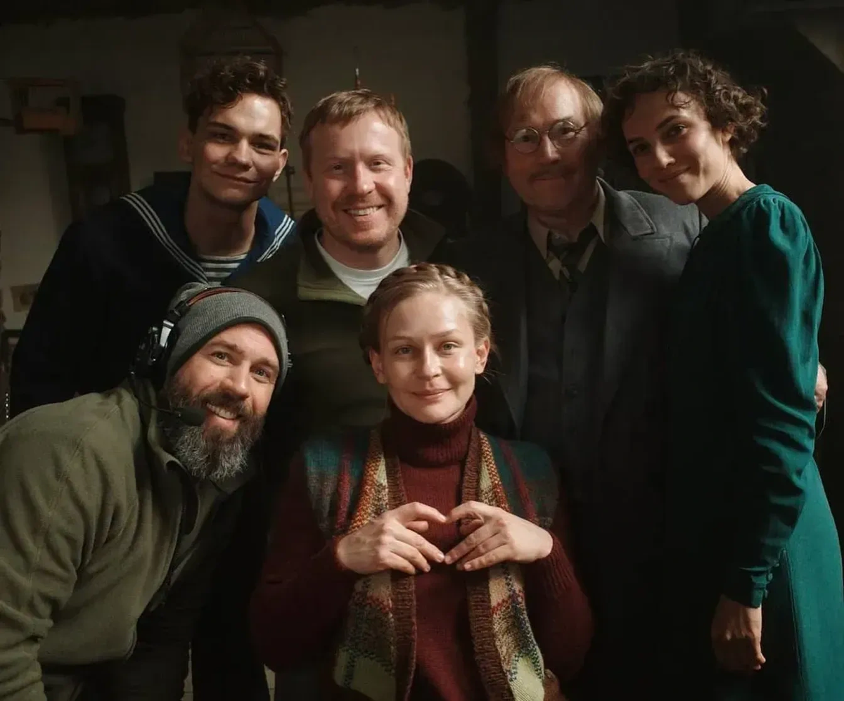    Юлия Пересильд и Михаил Малашин (крайний слева в нижнем ряду)