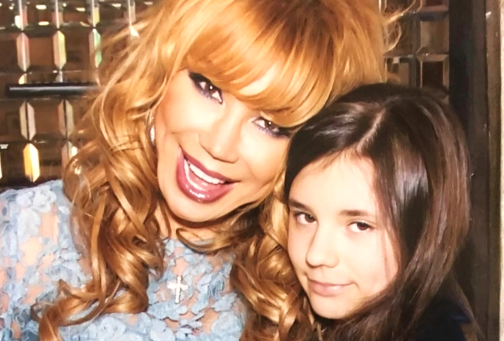 на фото Маша Распутина с дочкой