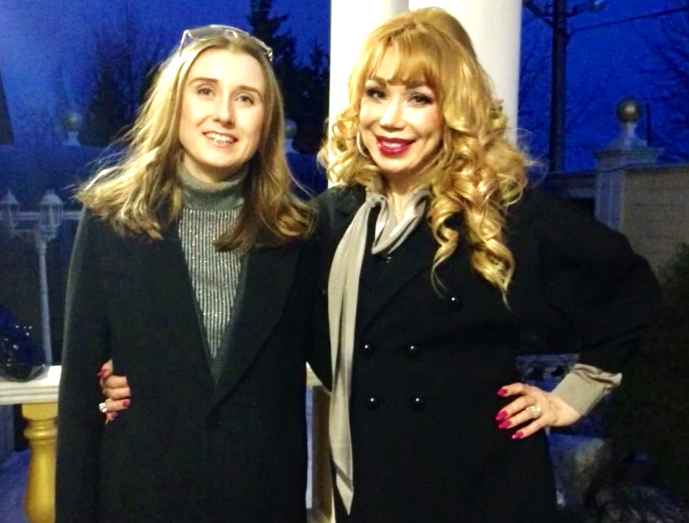 на фото Маша Распутина с дочкой Лидией