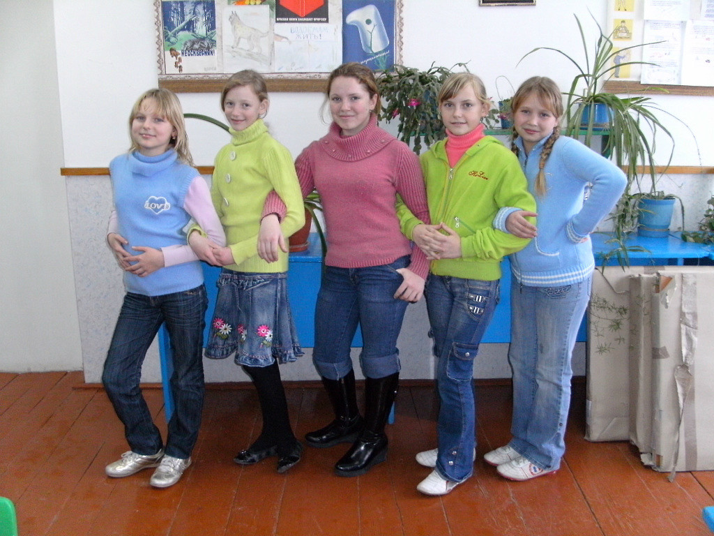 Это девчонки из того класса. Они ещё в пятом. Я была у них немного классной руководительницей. Тёплые воспоминания о них остались.