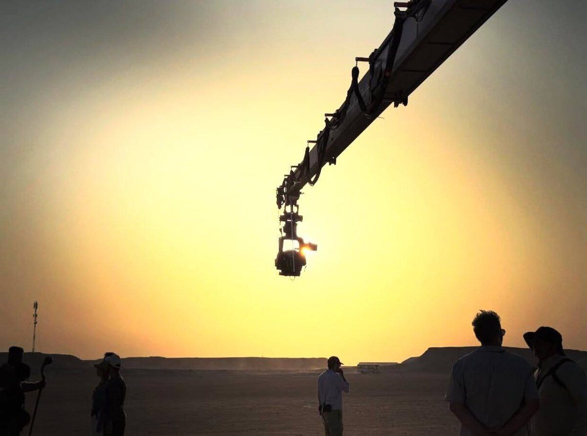 Фото со съемок из Бахрейна (в левом нижнем углу можно заметить М'Баку)