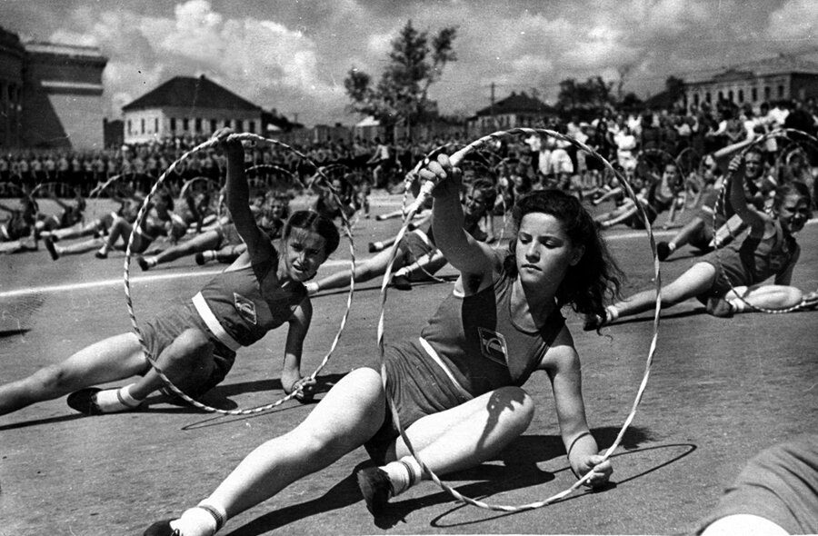 Поэтому, стараясь передать дух минувшей эпохе, я с радостью представляю вашему вниманию новую подборку из 15 ярких фотографий советских спортсменок.