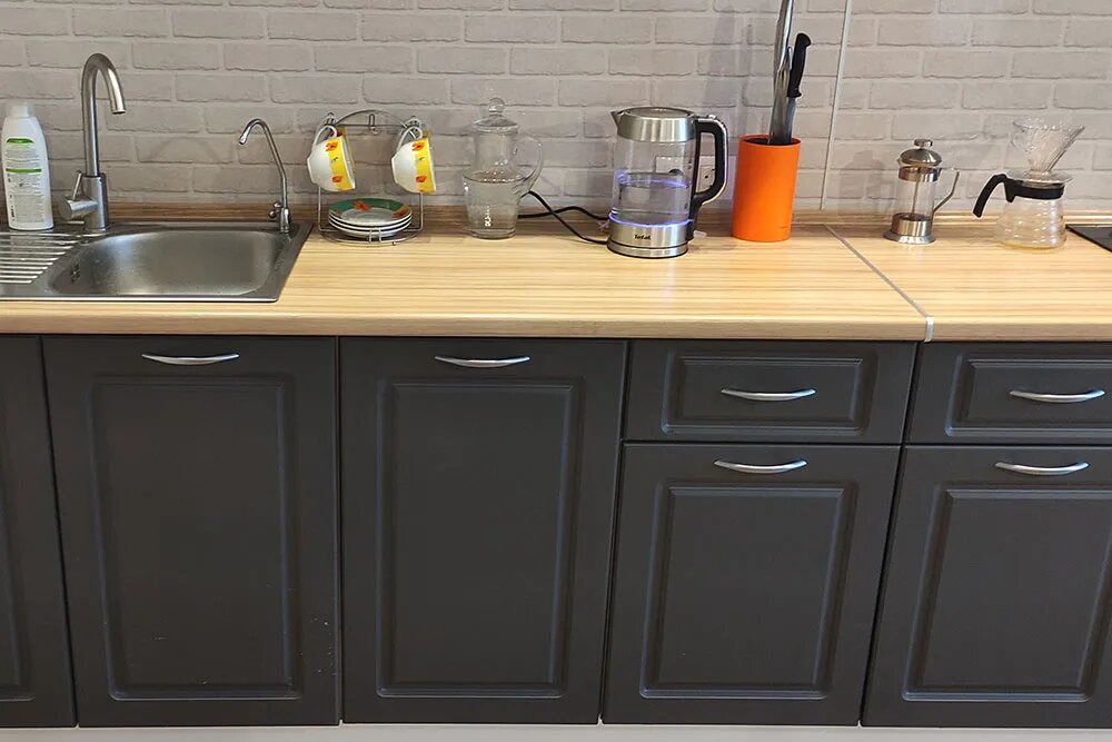 Посудомойка спрятана за фасадом в центре, выглядит незаметно