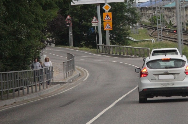     В 2025 году по нацпроекту обновят более 3 тыс. км дорог к образовательным и досуговым учреждениям