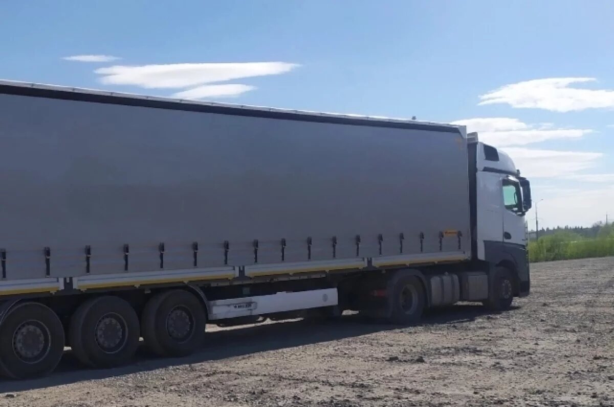    В Пермском крае фура протаранила забор и баню возле частного дома