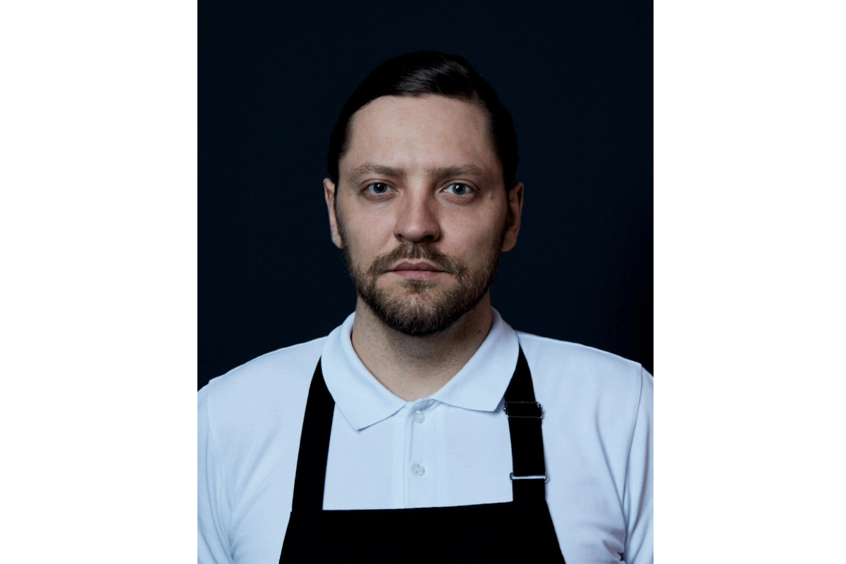 Станислав Песоцкий — концепт-шеф гастрономического театра SVET, преподаватель гастрономической академии Stanfood, популяризатор современной нордической кухни, автор книги «Менеджмент кухни»*.