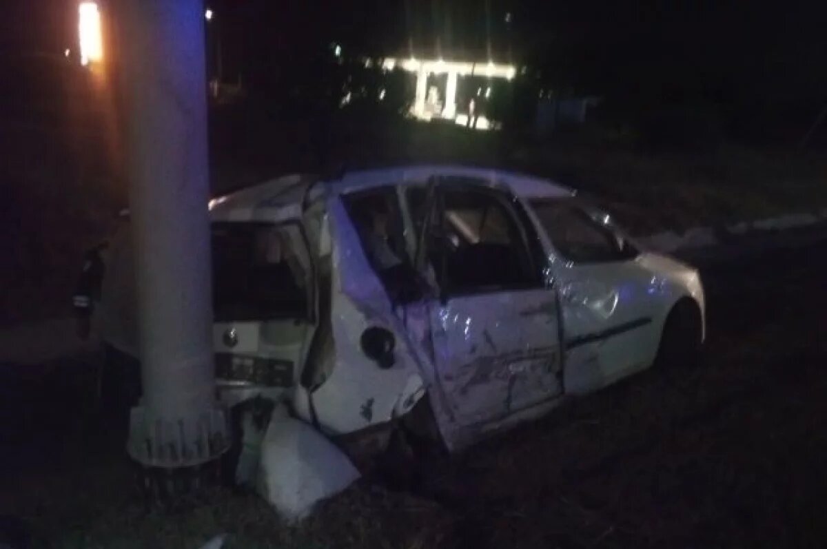    Легковое авто на трассе «Таврида» съехало в кювет и врезалось в столб