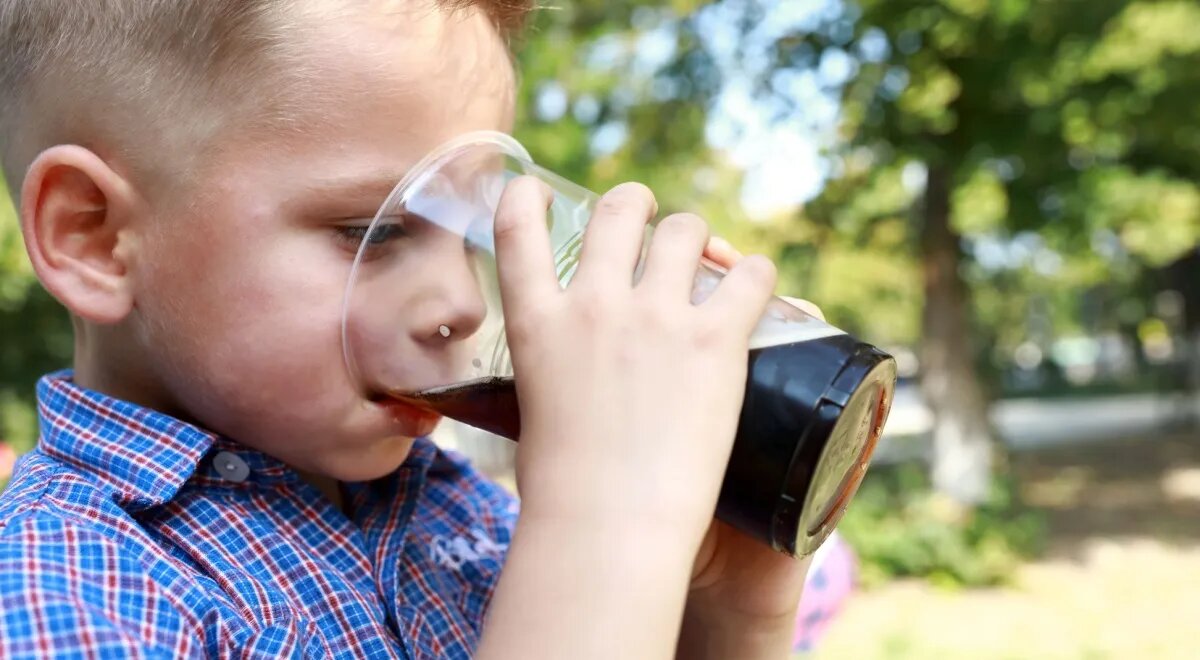   Педиатр не рекомендует пить квас детям младше 3 лет (Shutterstock/FOTODOM)