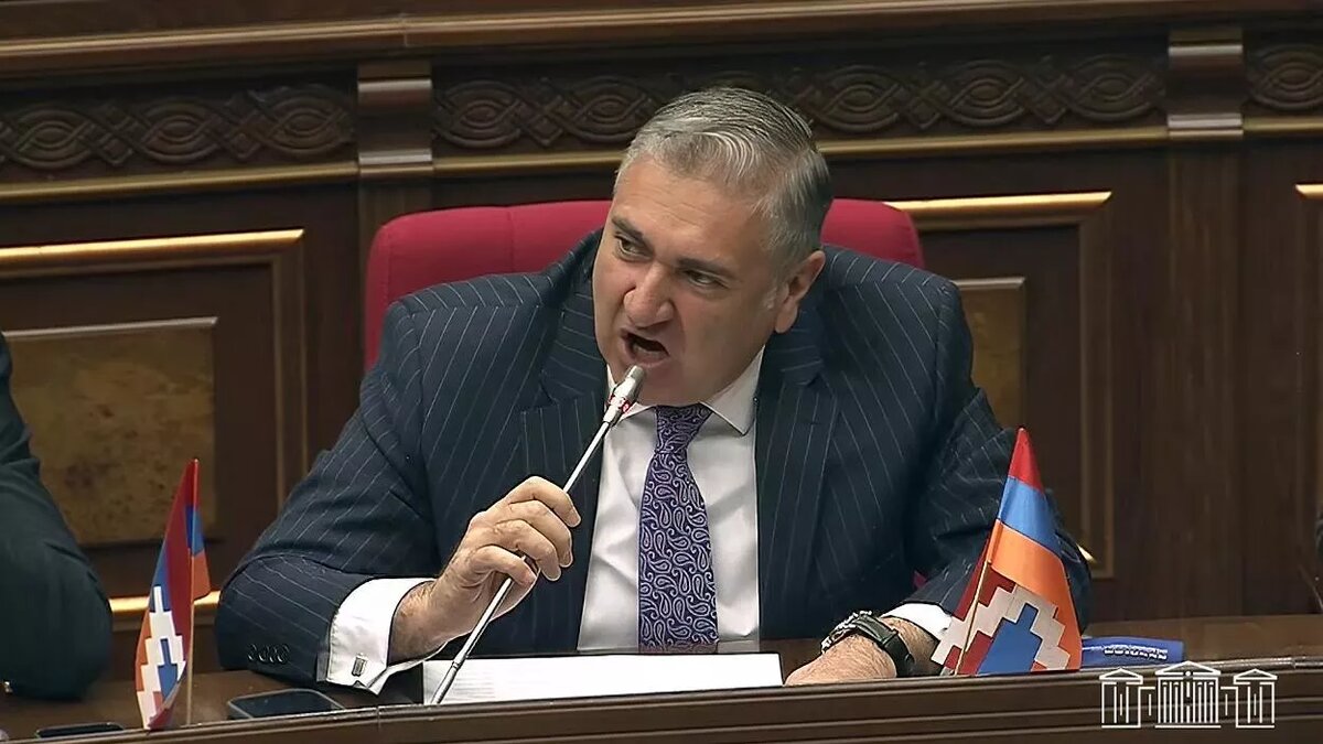 © Photo : press office of the Parliament of Armenia