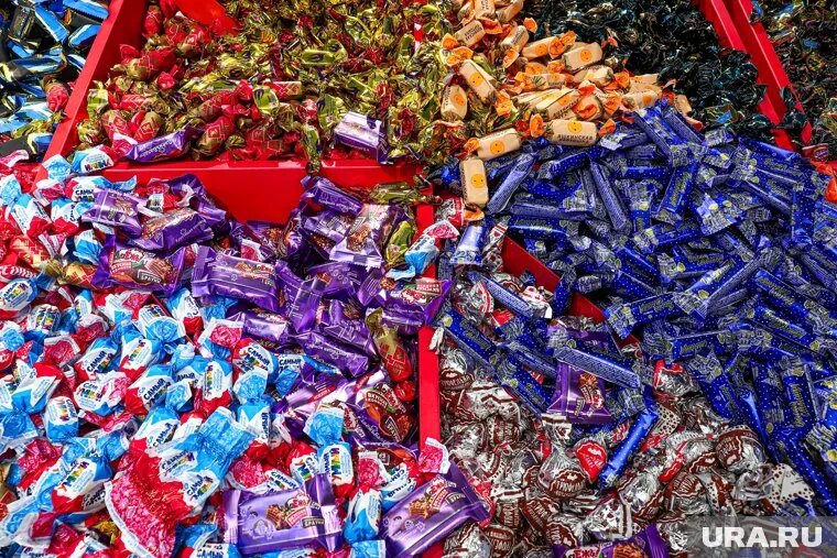 Лапки и крылья насекомых обнаружены в контейнерах с конфетами. Фото: Размик Закарян © URA.RU