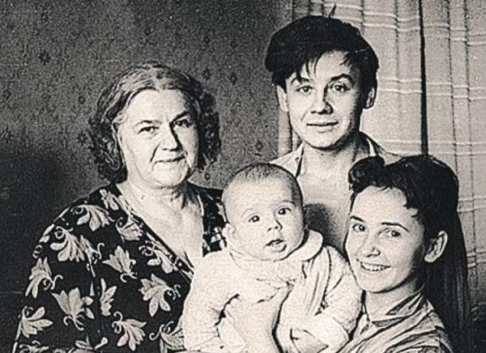 Маленький Антон с родителями и бабушкой