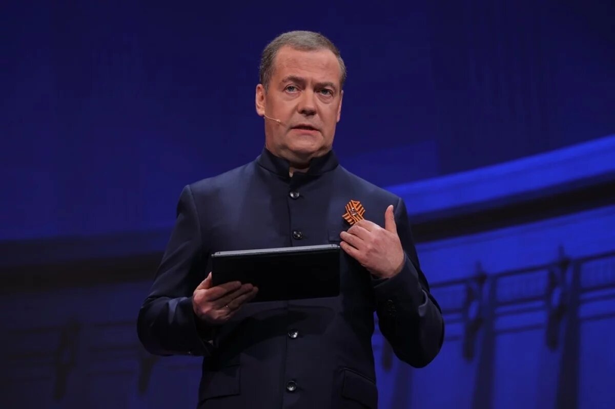    Медведев заявил, что Зеленский ищет легитимизации за счёт переговоров