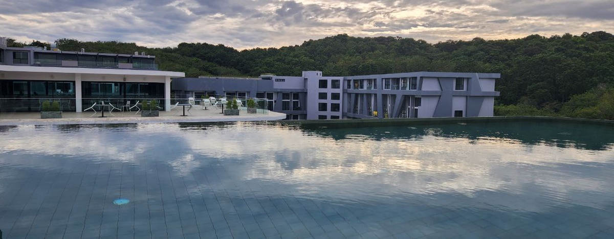 кондо с крышным и не только бассейном.