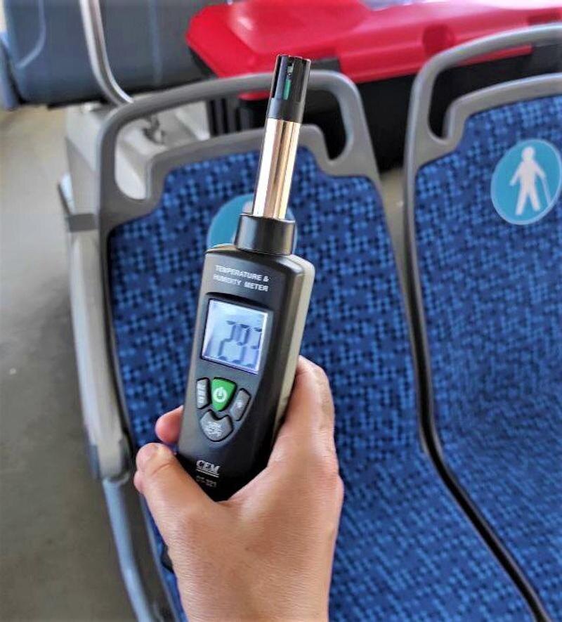    Термогигрометр показывает нарушение: температура должна быть не выше 25 градусов