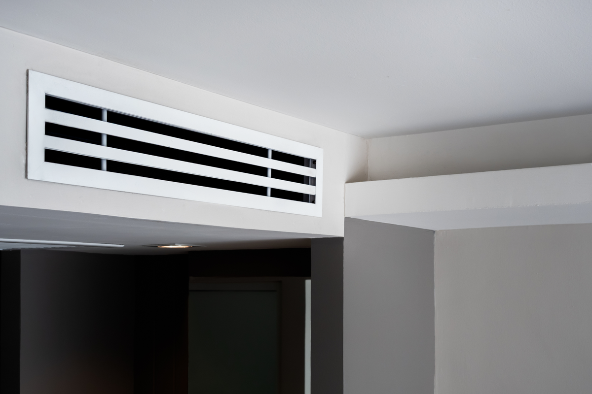 Универсальное решение для большинства интерьеров. Решетки в исполнении под бетон или металл отлично впишутся в стиль лофт и индастриал.