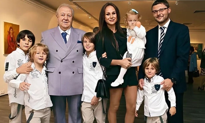    Продолжит дело деда