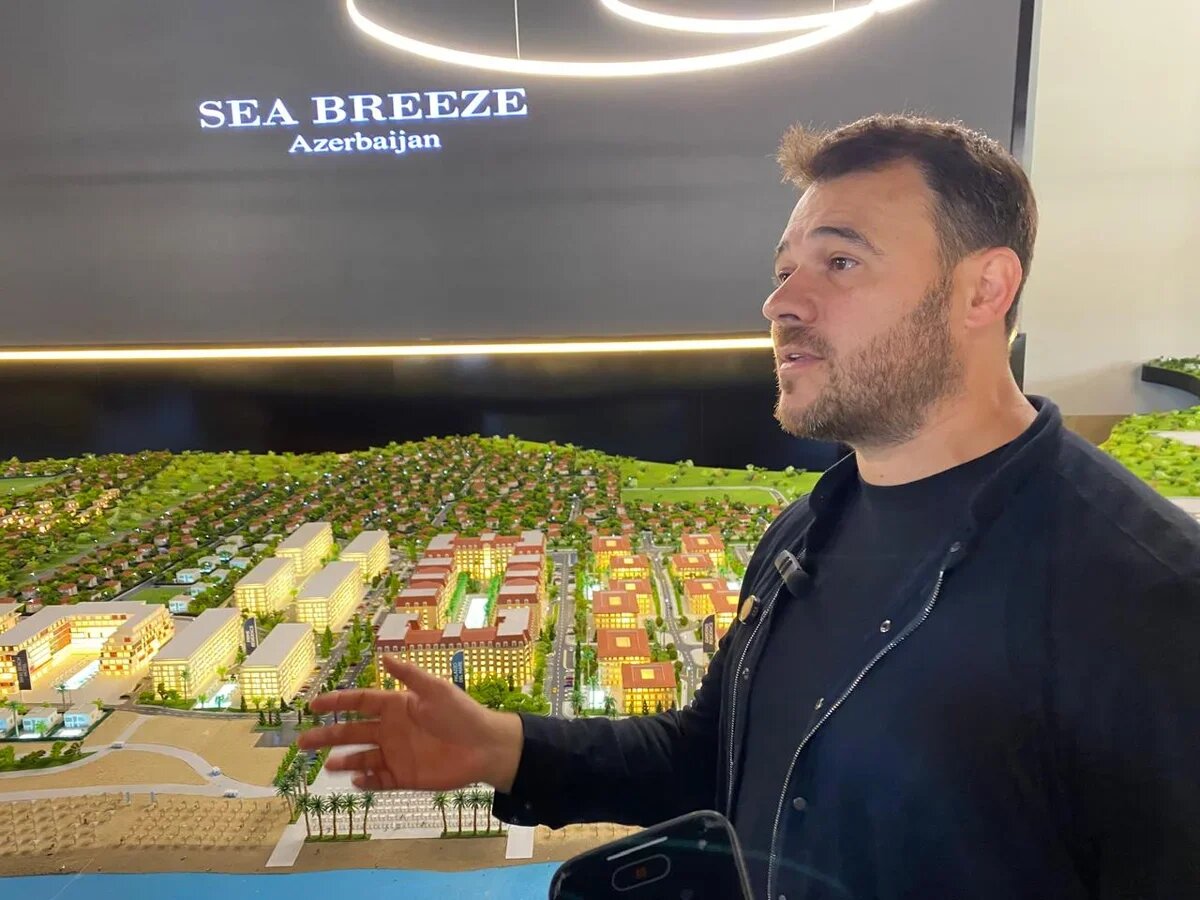    Эмин Агаларов представляет планы по развитию курорта Sea Breeze. Фото: АТОР