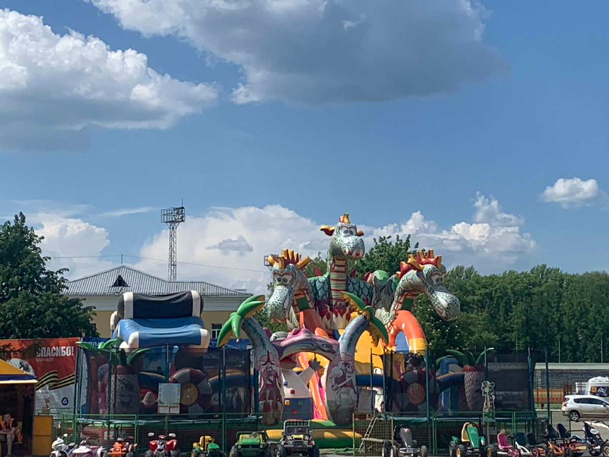 Причудливый зверёк над первой головой змея похож на мышку на колёсиках. Мышь, как духовный символ застенчивости или робости может дать ценную информацию о важности смирения и величественности этого мира. Замечайте знаки Абсолюта.