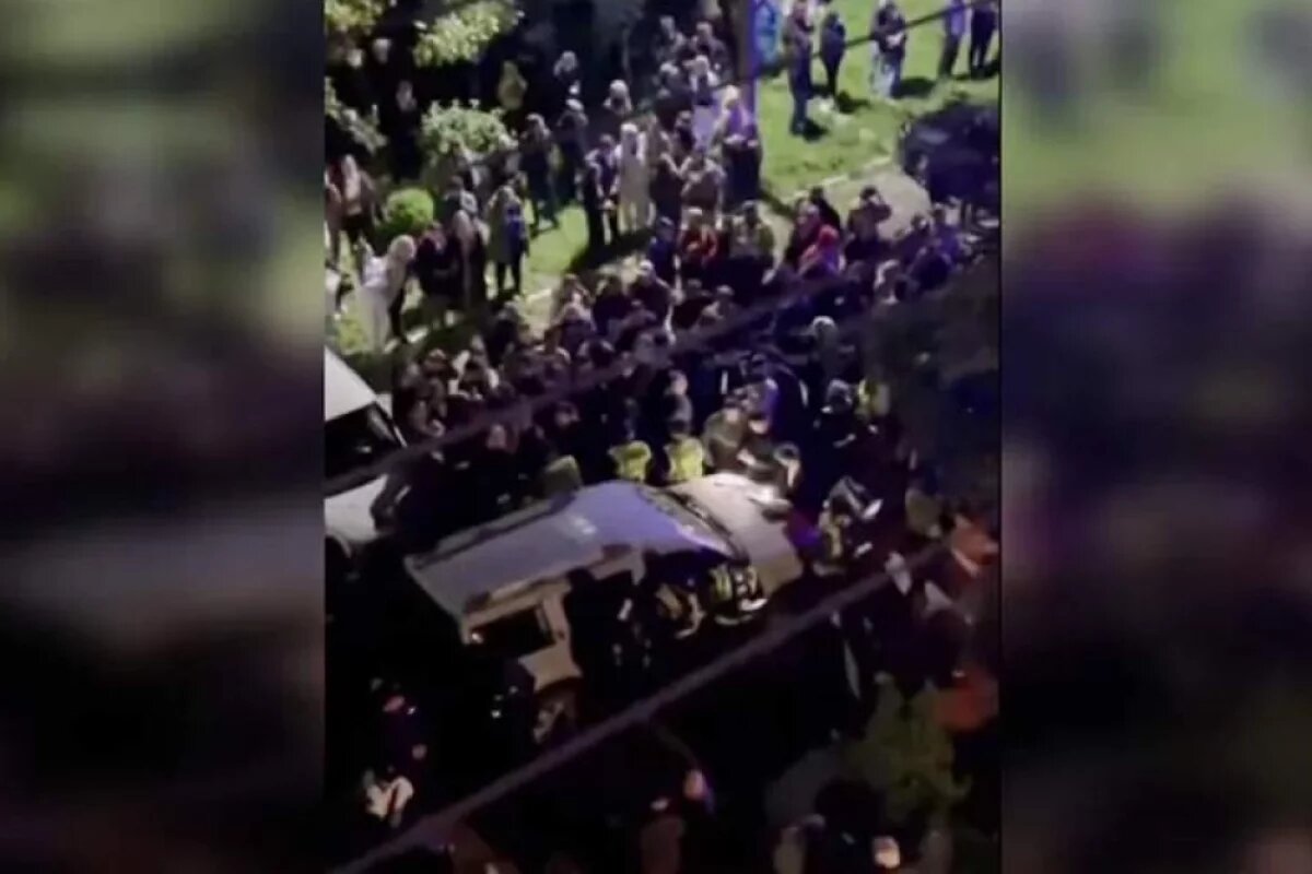    Группа граждан численностью около 100 человек заблокировала служебный автомобиль группы мобильного оповещения одного из территориальных центров комплектования и социальной поддержки.