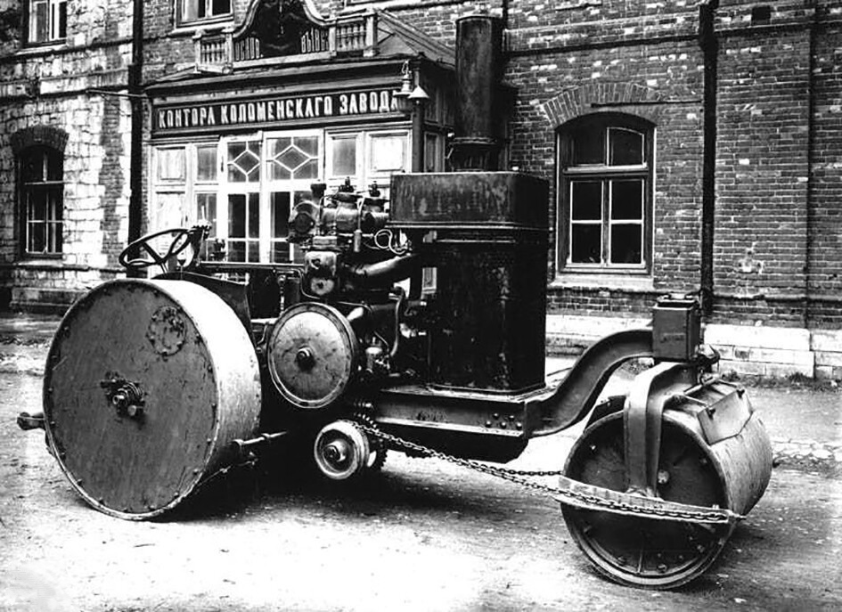 Один из первых катков для укладки асфальта производства Коломенского завода, 1910-е годы.