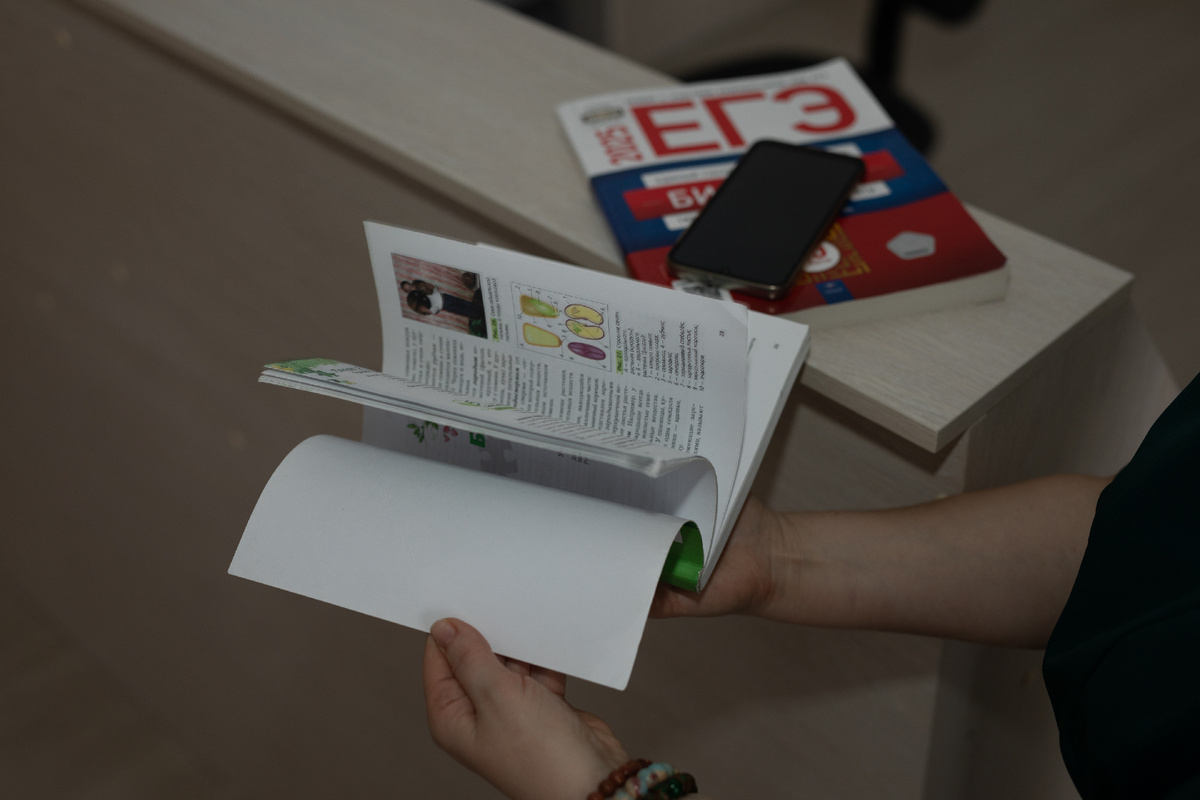 К ЕГЭ за месяц не подготовиться. Вам понадобится минимум год. В идеале два года подготовки