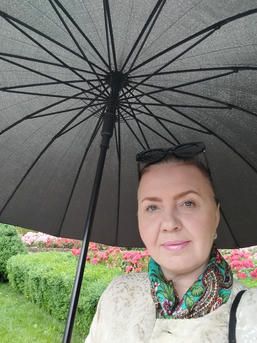 Автор под огромным зонтом