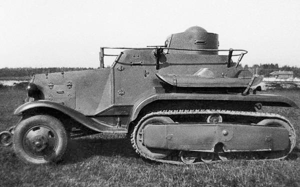 Опытный полугусеничный бронеавтомобиль БА-30 собственной персоной. Фотография в свободном доступе.