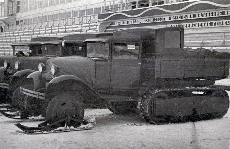 Полугусеничный грузовой автомобиль НАТИ-3 собственной персоной. Фотография в свободном доступе.