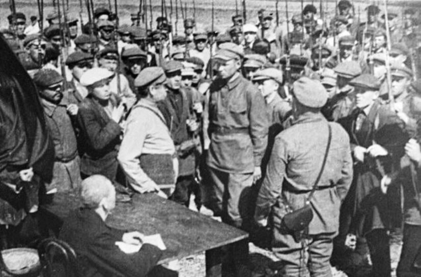 Запись добровольцев в Красную Армию. 1918 г.