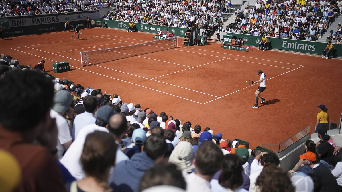 Александр Бублик (справа) и Алекс де Минор (слева) в матче второго круга Открытого чемпионата Франции (Фото AP / TASS)