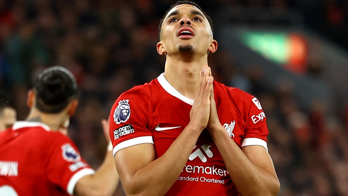    Трент Александер-Арнольд после удара по воротам "МЮ". Грустит. Фото: REUTERS