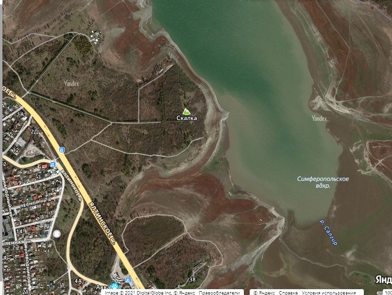 Уровень воды водохранилища 2 - 3 года назад. Сейчас воды намного больше.. Очень удобно для рыболова определить места возможного скопления рыбы, которая которая любит перепады глубин и затопленые русла ручьёв..