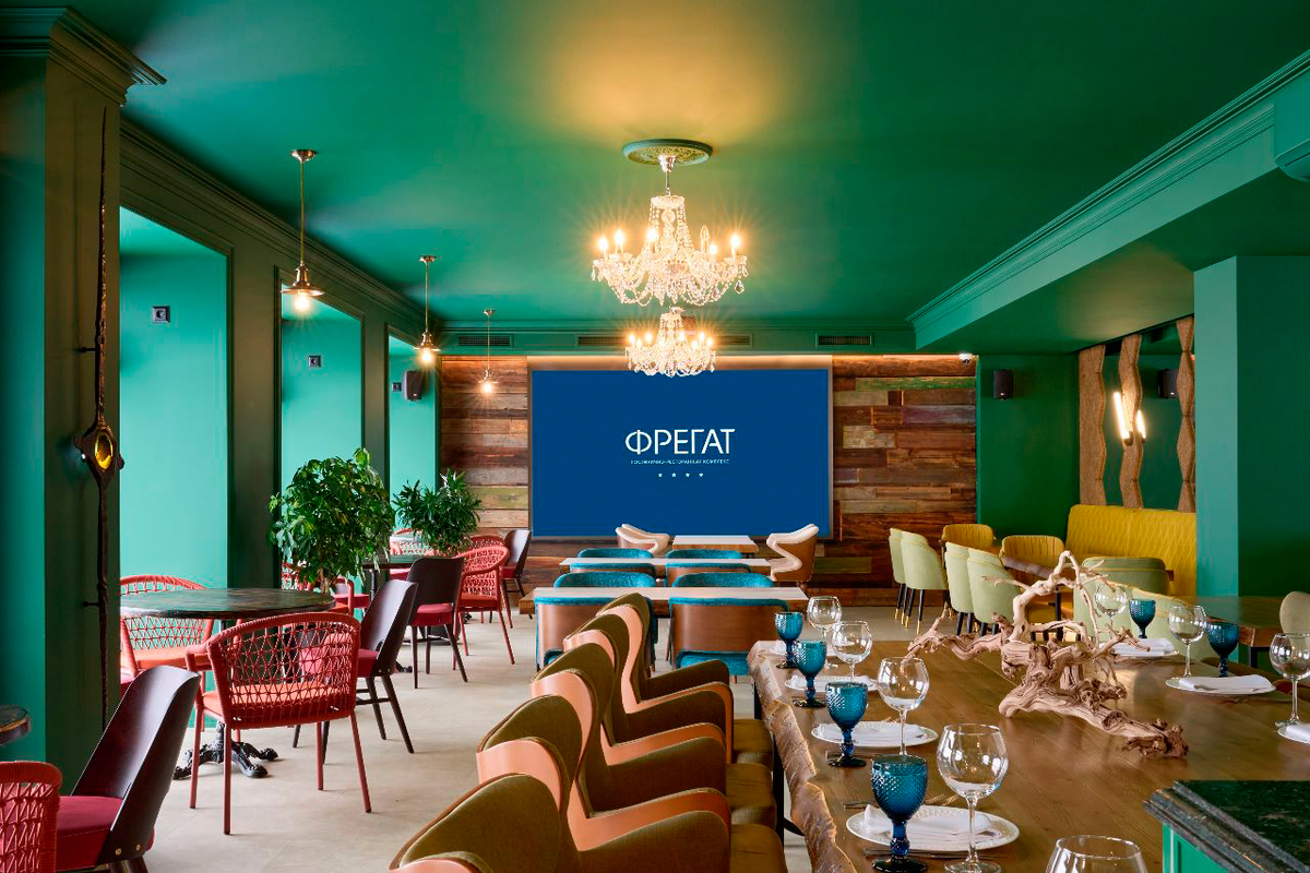 На фото кейс компании ChiedoCover - мебель в ресторане "Фрегат" 