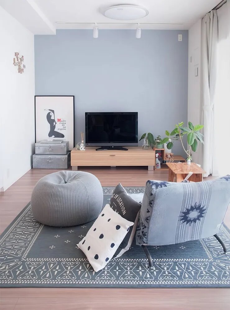 Диван можно заменить удобным креслом и мягкими пуфами. Фото: Puffino Mx / Pinterest