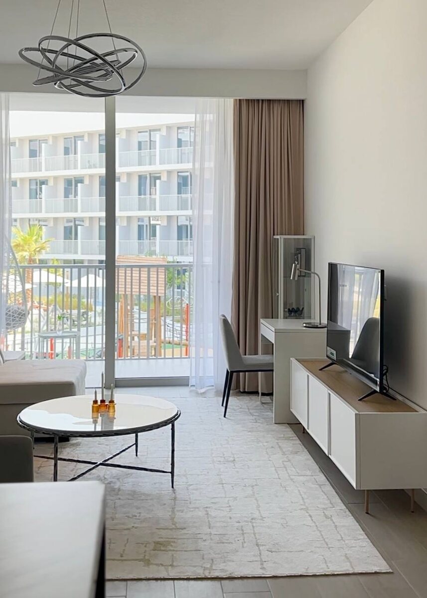 Гостиная разделена на несколько функциональных зон; проект Furni в Дубае