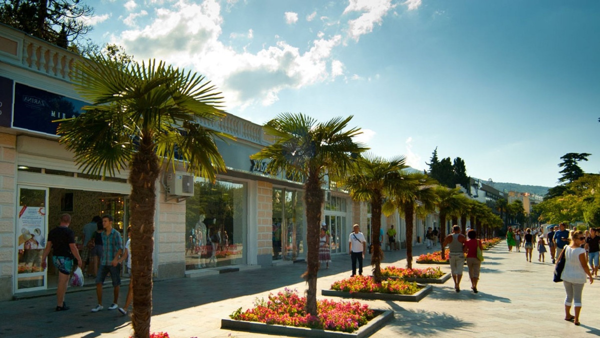 набережная в Ялте с пальмами