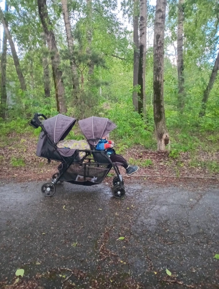 Белое на асфальте - это снегоград