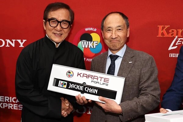 Актер Джеки Чан и генеральный секретарь WKF Тосихиса Нагура на церемонии награждения в Нью-Йорке. Обложка © World Karate Federation