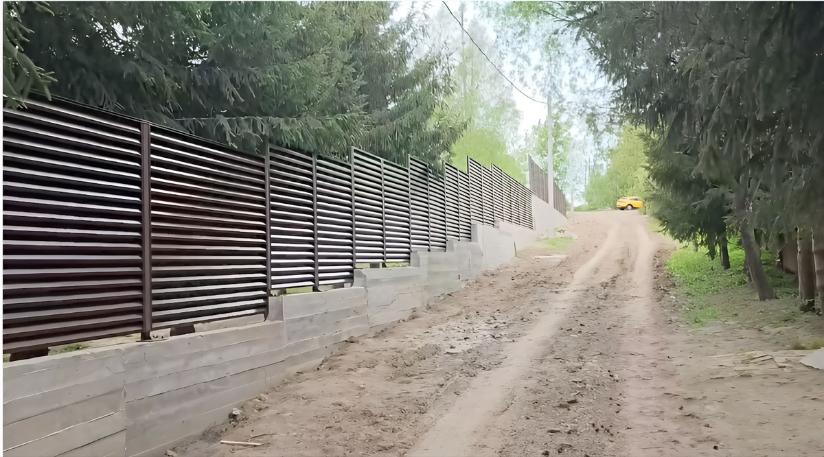 Сторона забора на ленте