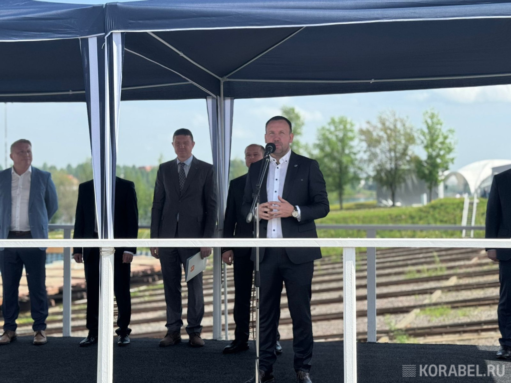 Генеральный директор "Нева Тревел" Юрий Набатов на церемонии спуска катамарана "Форт Обручев" / Фото: Корабел.ру  📷
