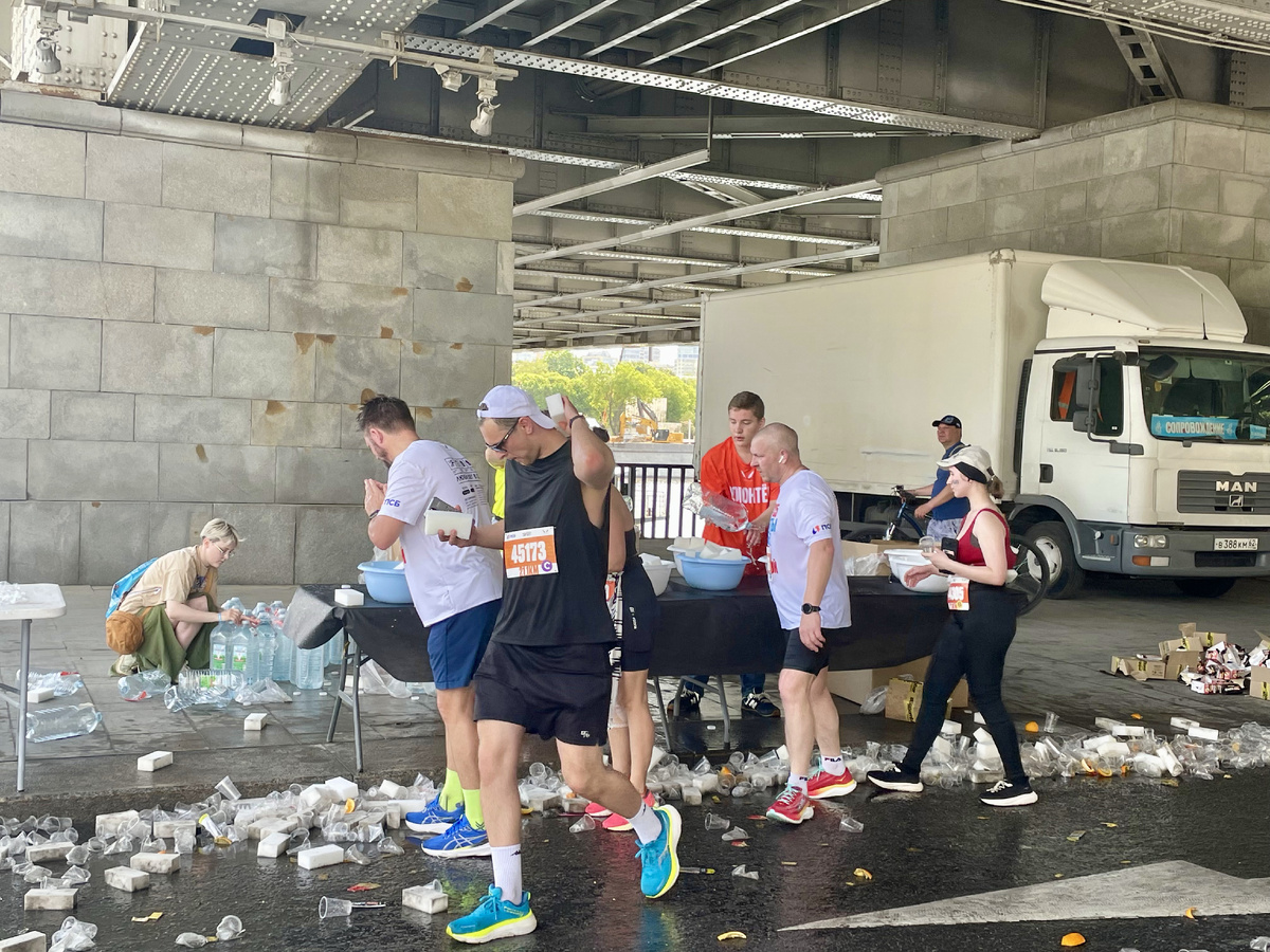 Раздача воды, губок со льдом на дистанции для участников