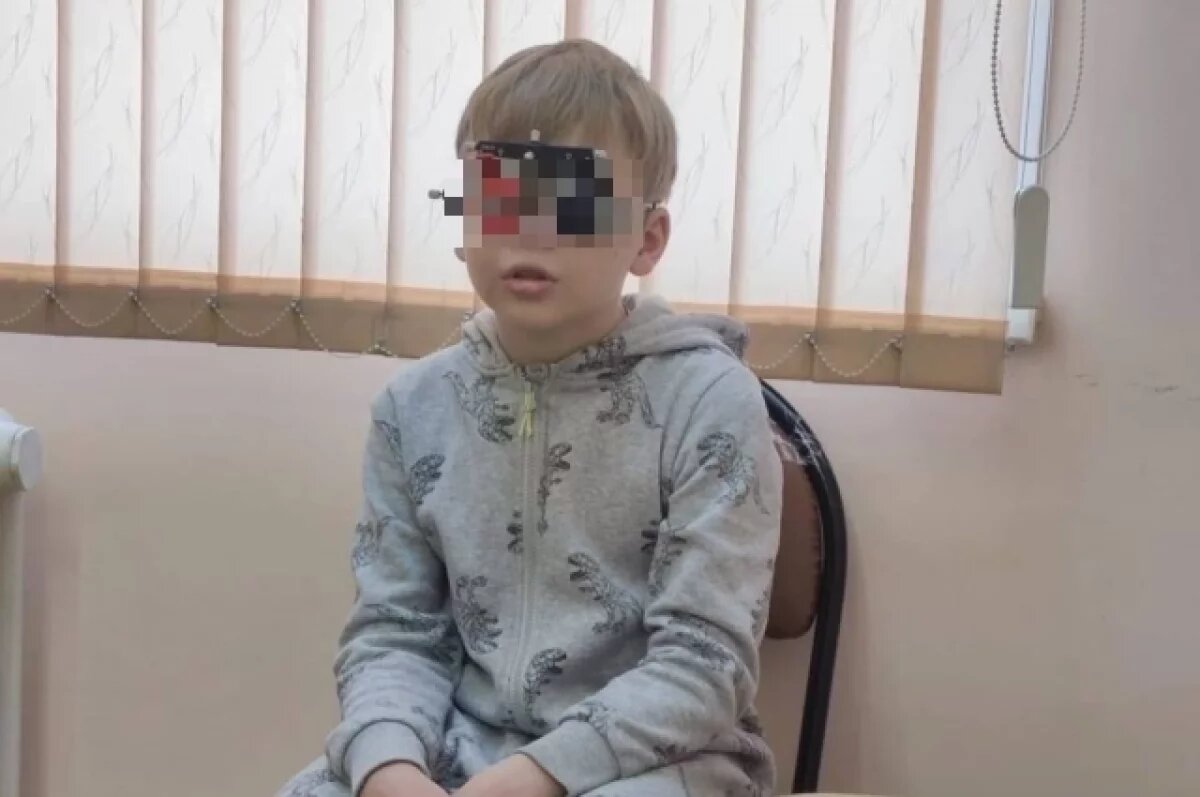    Мальчик пошел играть во дворе.